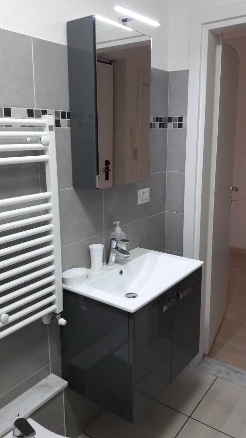 Residenza Lux Fronte Mare Apartment วาโด ลีกูเร ภายนอก รูปภาพ
